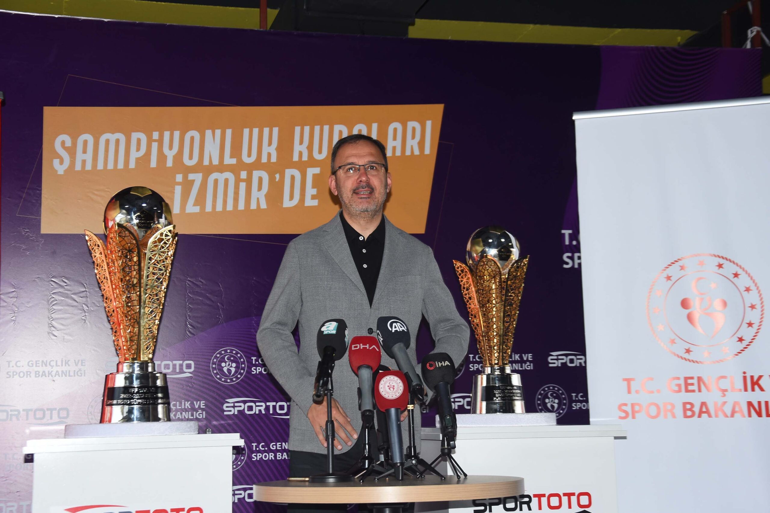 Alsancak Mustafa Denizli Stadı’ndaki Alsancak Gençlik Merkezi’nde basın mensuplarıyla bir