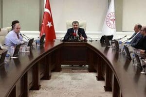 Hastanelerdeki Kovid-19 servislerinin kapanmaya başladığını bildiren Sağlık Bakanı Fahrettin Koca,