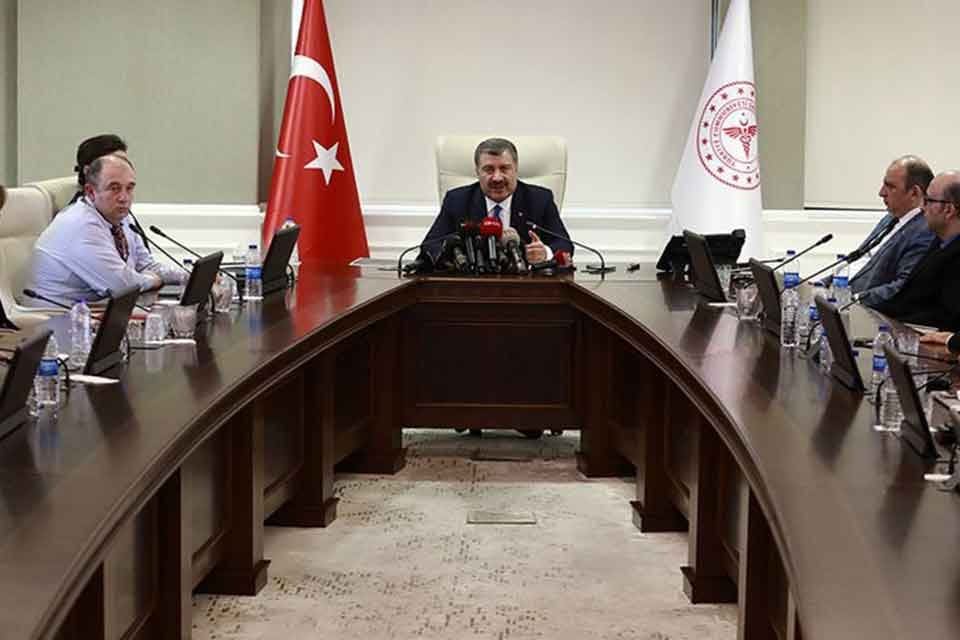 Hastanelerdeki Kovid-19 servislerinin kapanmaya başladığını bildiren Sağlık Bakanı Fahrettin Koca,