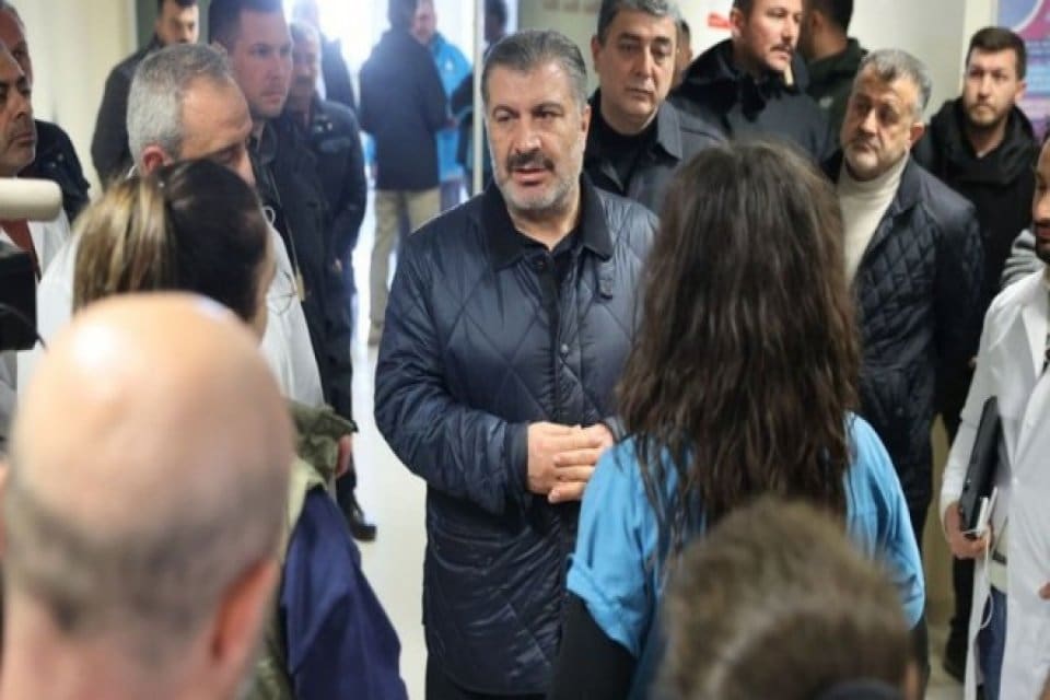 Hatay, yaralarını sarmaya &ccedil;alışırken peş peşe depremlerle yeniden sarsıldı. Sağlık
