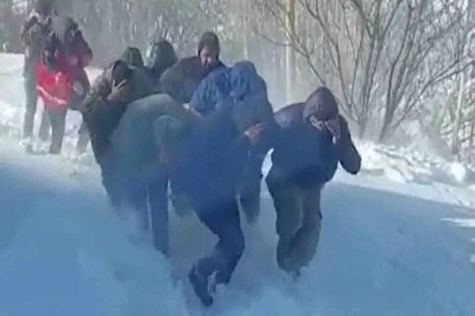 Sağlık Bakanı Fahrettin Koca, Adıyaman'ın Kuyucak k&ouml;y&uuml;nde enkazdan &ccedil;ıkarılan 2