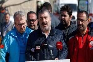 Sağlık Bakanı Fahrettin Koca, deprem b&ouml;lgesindeki sağlık sorunlarıyla ilgili a&ccedil;ıklamalarda