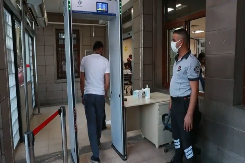 Son d&ouml;nemde sağlık&ccedil;ılara y&ouml;nelik peş peşe saldırıların ardından meslek &ouml;rg&uuml;tlerinin