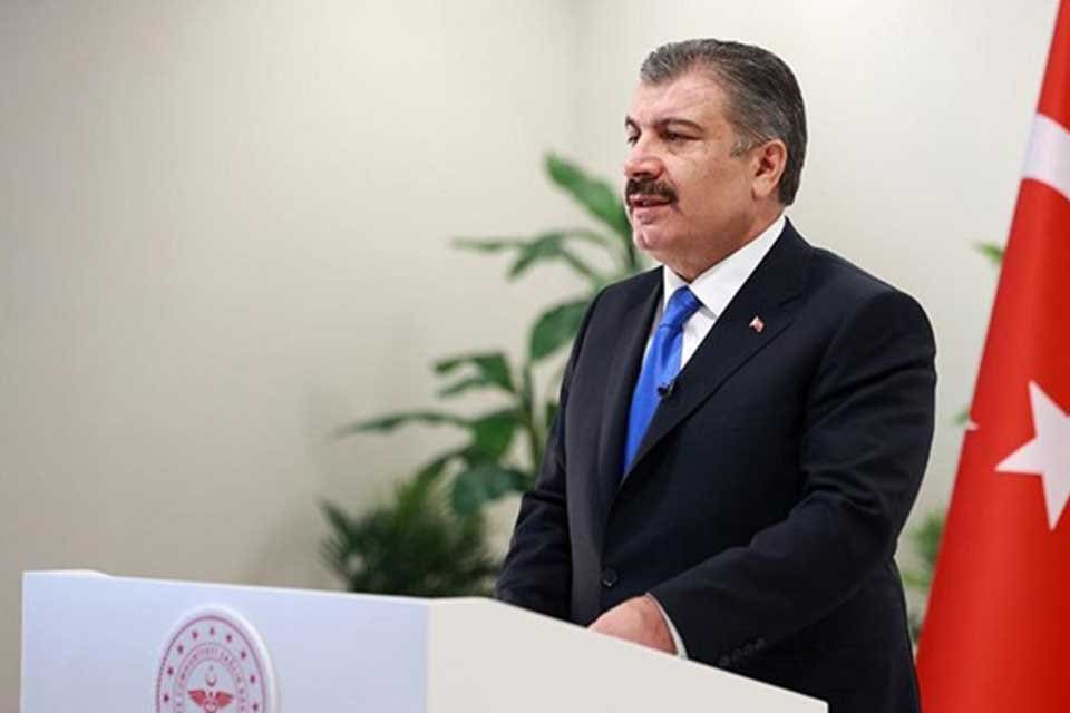 Salgın nedeniyle yaklaşık 1,5 yıldır hayatın vazge&ccedil;ilmezi haline gelen maske