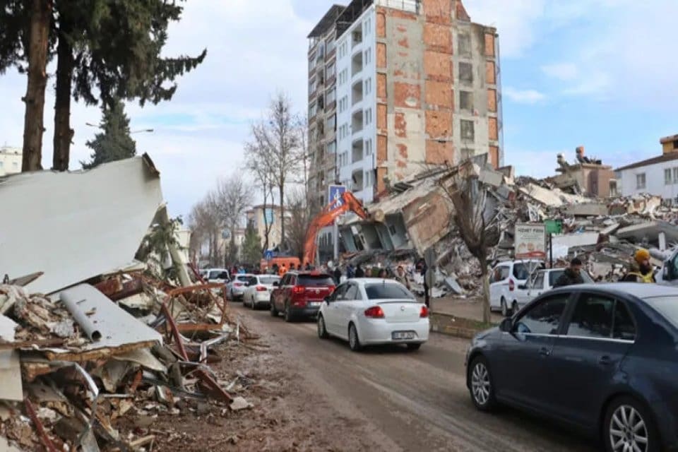 &Ccedil;evre ve Şehircilik Bakanı Murat Kurum'dan deprem b&ouml;lgesi ile ilgili