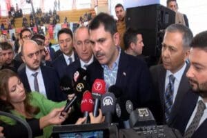 Kağıthane&rsquo;de kentsel d&ouml;n&uuml;ş&uuml;m&uuml; tamamlanan evlerin kura &ccedil;ekim t&ouml;renine katılan &Ccedil;evre,