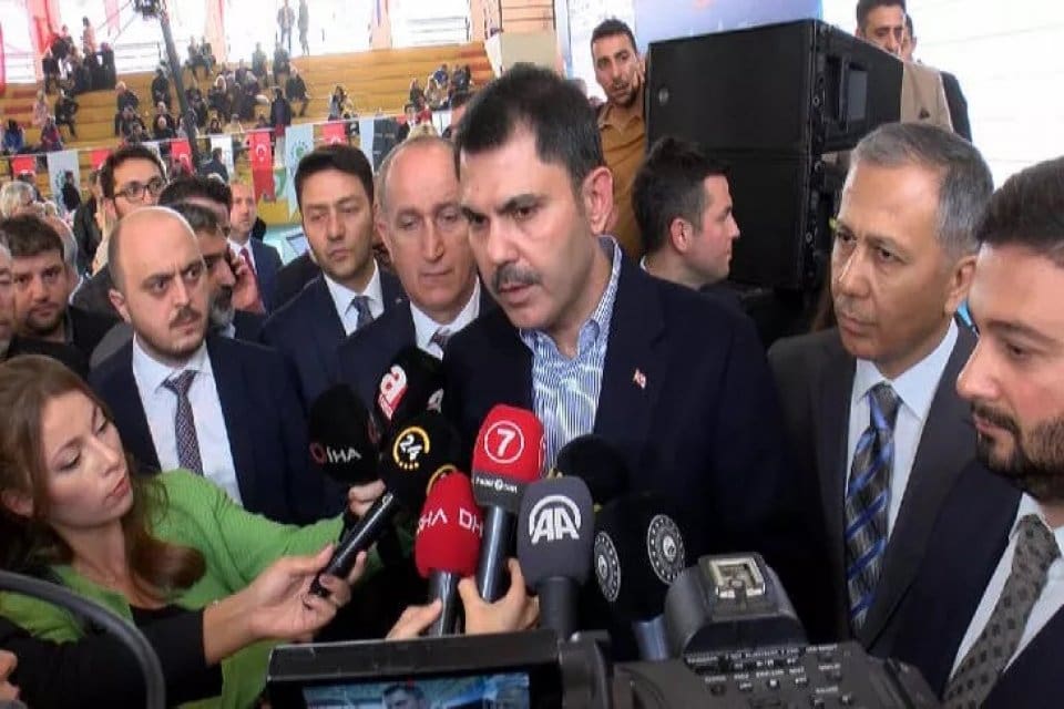 Kağıthane&rsquo;de kentsel d&ouml;n&uuml;ş&uuml;m&uuml; tamamlanan evlerin kura &ccedil;ekim t&ouml;renine katılan &Ccedil;evre,