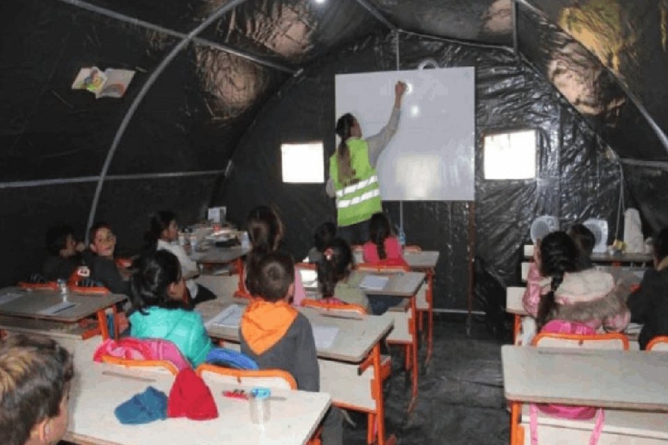 Eğitim editörleriyle bir araya gelen Milli Eğitim Bakanı Mahmut Özer, deprem bölgesindeki lise