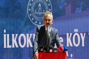 Milli Eğitim Bakanı Mahmut &Ouml;zer, depremden etkilenen illerde; &ouml;denen bursları,