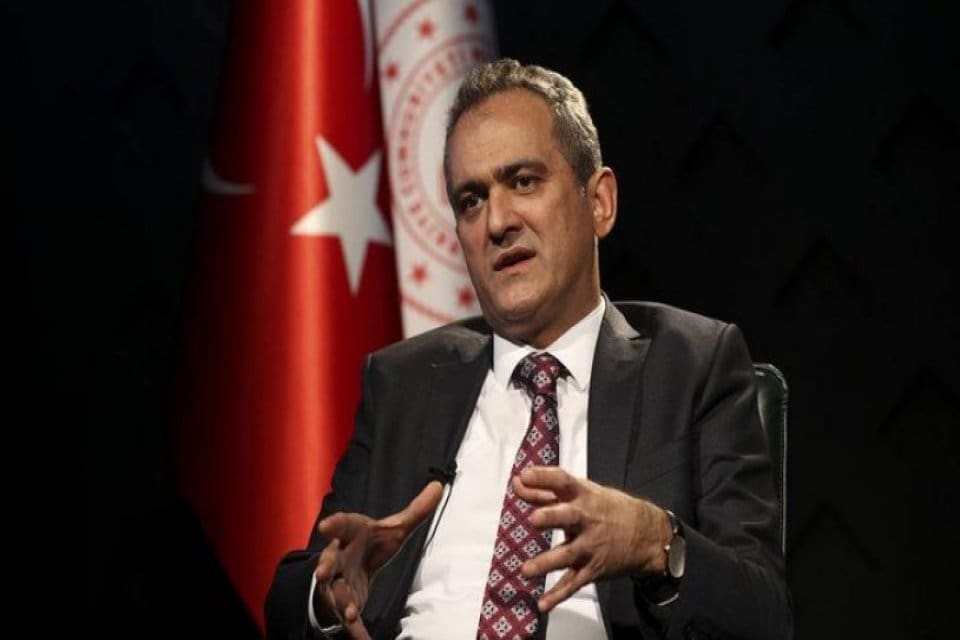 Mill&icirc; Eğitim Bakanı&nbsp;Mahmut &Ouml;zer,&nbsp;Amasra maden faciasında babalarını yitiren &ccedil;ocukların eğitim