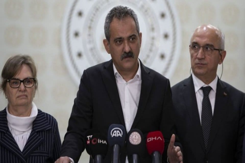 Milli Eğitim Bakanı &Ouml;zer, depremin vurduğu 10 ilde okulların ne