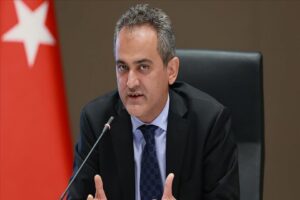 Milli Eğitim Bakanı Mahmut &Ouml;zer, EYT ile emekli olacak &ouml;ğretmenlerle