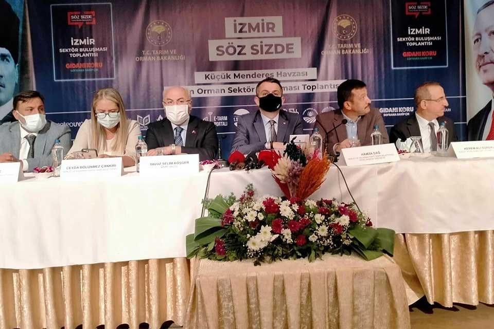 İzmir'de K&uuml;&ccedil;&uuml;k Menderes Havzası Tarım ve Orman Sekt&ouml;r Buluşması'nda konuşan
