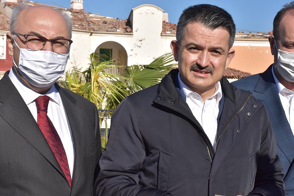 Tarım ve Orman Bakanı Bekir Pakdemirli, doğal afetin yaşandığı İzmir'de