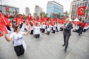 İzmir B&uuml;y&uuml;kşehir Belediye Başkanı Tun&ccedil; Soyer ve eşi Nept&uuml;n Soyer,