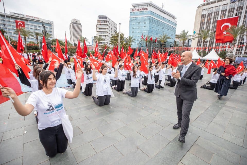 İzmir B&uuml;y&uuml;kşehir Belediye Başkanı Tun&ccedil; Soyer ve eşi Nept&uuml;n Soyer,