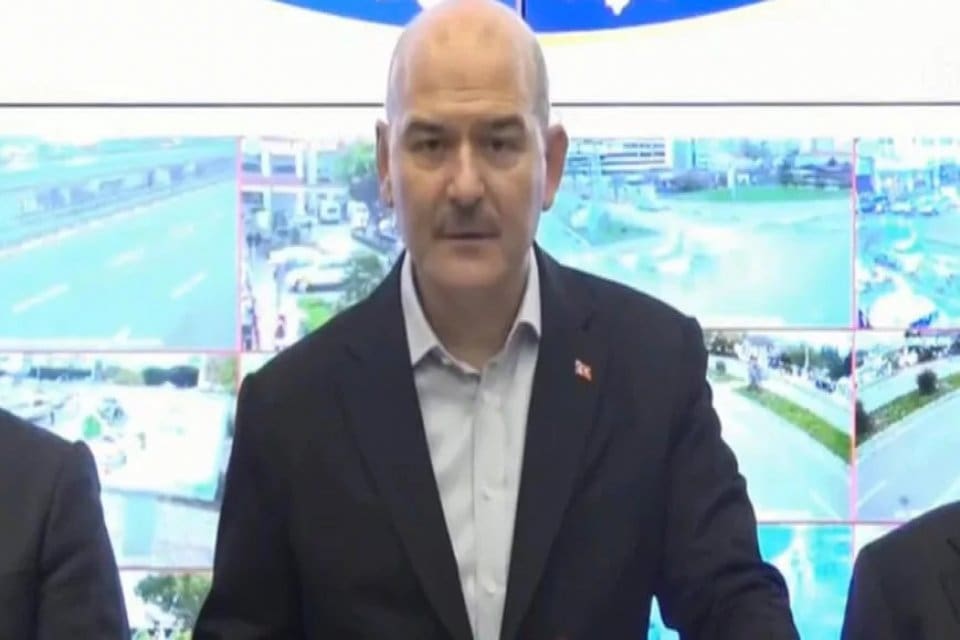 İ&ccedil;işleri Bakanı S&uuml;leyman Soylu, Antalya İl Emniyet M&uuml;d&uuml;rl&uuml;ğ&uuml;'nde yasa dışı
