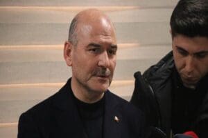 İ&ccedil;işleri Bakanı&nbsp;S&uuml;leyman Soylu,&nbsp;İyi Parti İstanbul İl Başkanlığı'nın kurşunlanmasını "provokasyon" olarak
