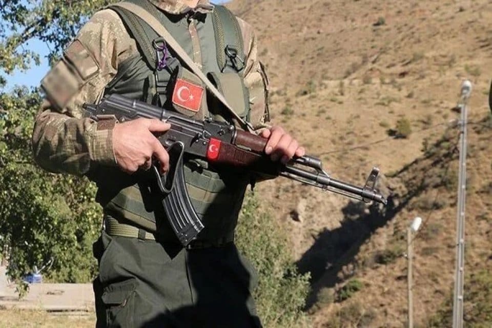 İ&ccedil;işleri Bakanı Soylu, Cudi'de operasyon sırasında bir g&uuml;venlik korucusunun &uuml;zerine