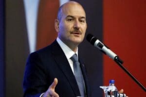 İ&ccedil;işleri Bakanı S&uuml;leyman Soylu, canlı yayında g&uuml;ndeme ilişkin a&ccedil;ıklamalarda bulunuyor.