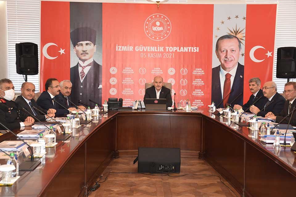 İ&ccedil;işleri Bakanı S&uuml;leyman Soylu, geldiği İzmir&rsquo;de g&uuml;venlik toplantısına katıldı. İ&ccedil;işleri