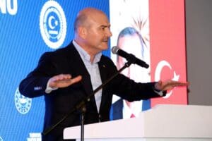 İzmir'deki muhtarlar buluşmasında konuşan İ&ccedil;işleri Bakanı S&uuml;leyman Soylu "Bu İzmir'de