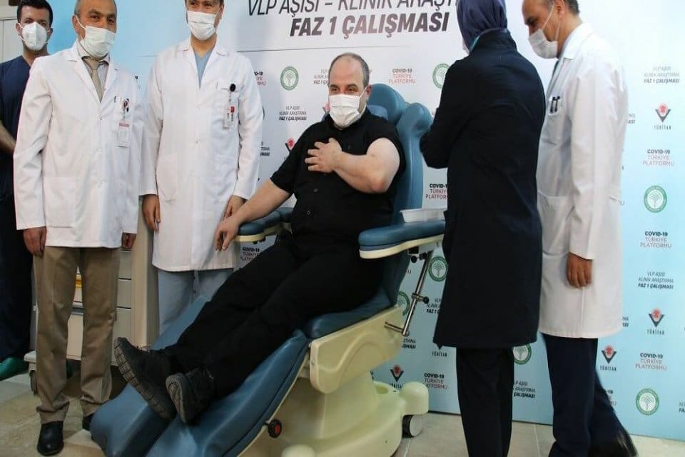G&ouml;n&uuml;ll&uuml; olduğu yerli aşıda ilk dozu olan Bakan Varank, bildiği