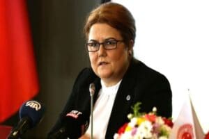 Aile ve Sosyal Hizmetler Bakanı Derya Yanık, depremdeki bebeklere s&uuml;t