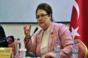 Sosyal medyada g&uuml;ndem olan, Aile ve Sosyal Hizmetler Bakanı Derya