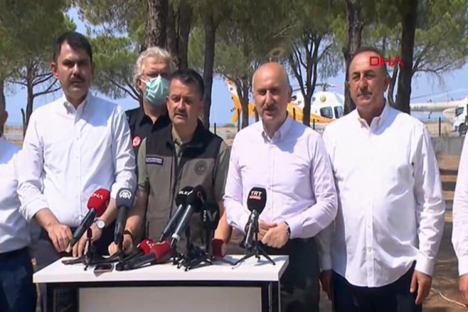 Tarım ve Orman Bakanı Bekir Pakdemirli yangından zarar g&ouml;ren vatandaşların
