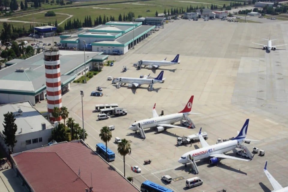 Ulaştırma ve Altyapı Bakanlığınca, meydana gelen depremler nedeniyle Adana Havalimanı'nın