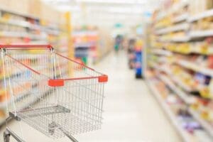Tam kapanma d&ouml;neminde uygulanan sokağa &ccedil;ıkma kısıtlaması kapsamında marketlerde zorunlu