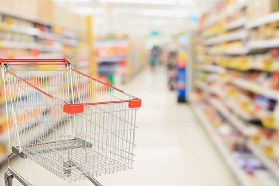 Tam kapanma d&ouml;neminde uygulanan sokağa &ccedil;ıkma kısıtlaması kapsamında marketlerde zorunlu
