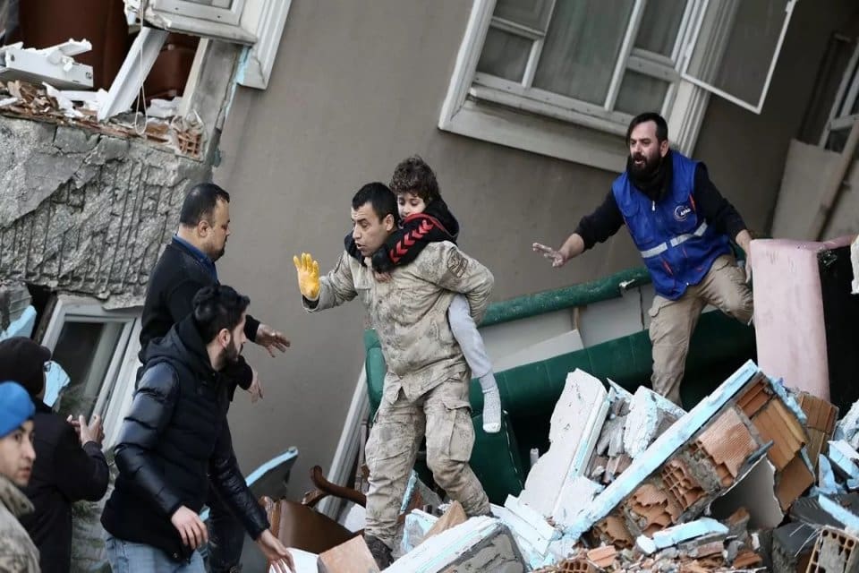 Aile ve Sosyal Hizmetler Bakanlığınca, enkaz altından &ccedil;ıkarılan refakat&ccedil;isi olmayan