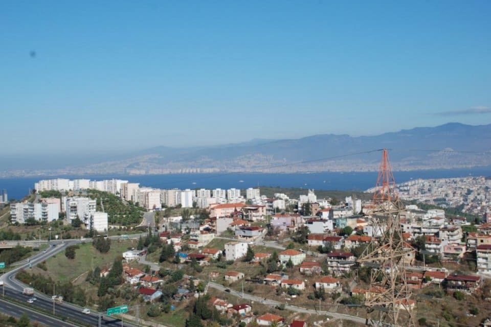 &Ccedil;evre, Şehircilik ve İklim Değişikliği Bakanlığı İzmir'de TOKİ aracılığıyla b&uuml;y&uuml;k