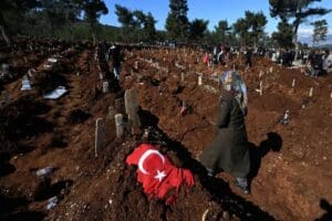 Adalet Bakanlığı'nın OHAL genelgesine g&ouml;re deprem b&ouml;lgelerindeki k&ouml;ylerde defin ruhsatını