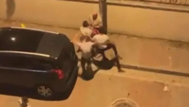 İstanbul K&uuml;&ccedil;&uuml;k&ccedil;ekmece'de, bakkaldan bisk&uuml;vi &ccedil;aldığı &ouml;ne s&uuml;r&uuml;len &ccedil;ocuk sokak ortasında