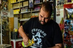 Artan ekonomik kriz nedeniyle yurttaşlar ihtiya&ccedil;larını g&uuml;nl&uuml;k olarak karşılamaya &ccedil;alışırken
