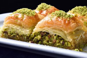 Baklava üreticileri fıstık fiyatlarını protesto etmek için fıstıklı baklava üretimine bir