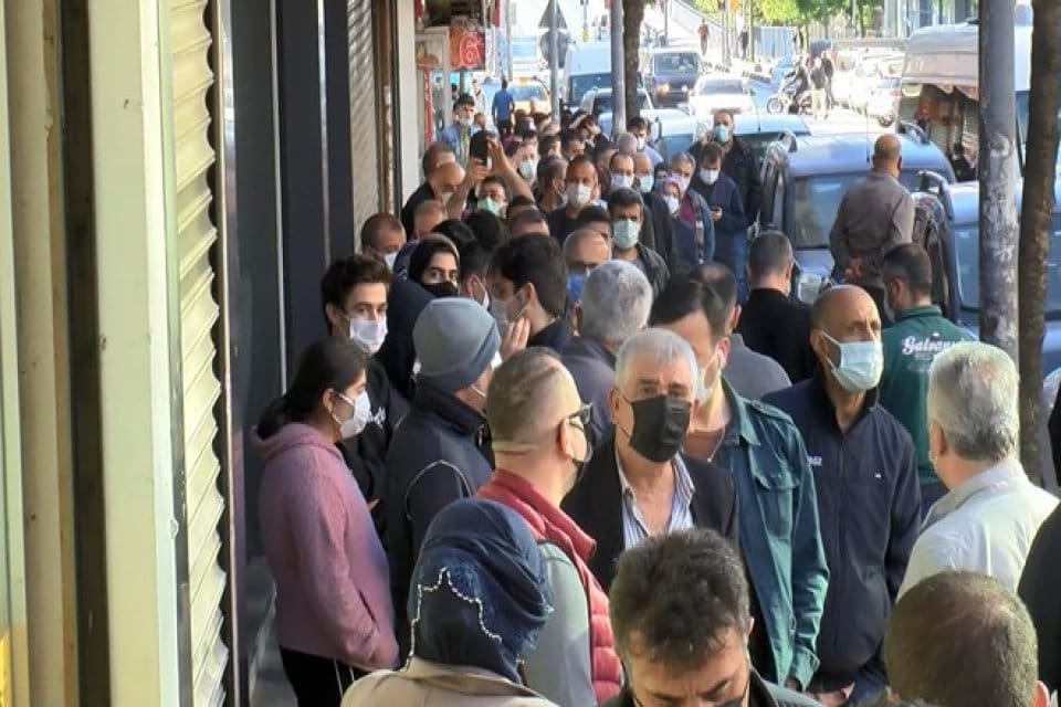 Esenler'de sabah erken saatlerden itibaren ucuz tatlı almak isteyenler baklavcı