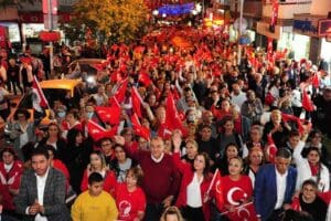 Bal&ccedil;ova Belediyesi'nin d&uuml;zenlediği Cumhuriyet Bayramı Kortejinde binlerce vatandaş marşlar s&ouml;yleyerek