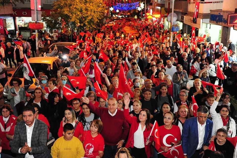 Bal&ccedil;ova Belediyesi'nin d&uuml;zenlediği Cumhuriyet Bayramı Kortejinde binlerce vatandaş marşlar s&ouml;yleyerek