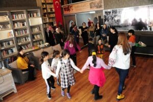 Kahramanmaraş merkezli depremlerden sonra evlerinden ayrılarak Bal&ccedil;ova&rsquo;daki yakınlarının yanına gelen