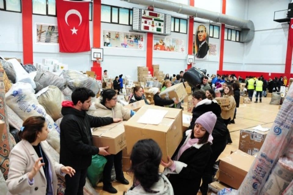 Kahramanmaraş Merkezli depremden etkilenen illeri Bal&ccedil;ova Halkı&rsquo;nın desteği devam ediyor.