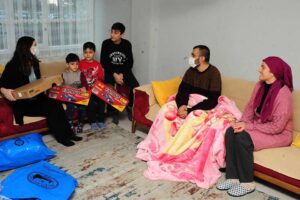 Balçova Belediye Başkanı Fatma Çalkaya, yeni yıla Balçovalı hemşerilerini evlerinde