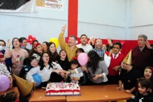 Bal&ccedil;ova&rsquo;da yaşayan engelli vatandaşlar i&ccedil;in d&uuml;zenlenen yeni yıl partisinde hayatın