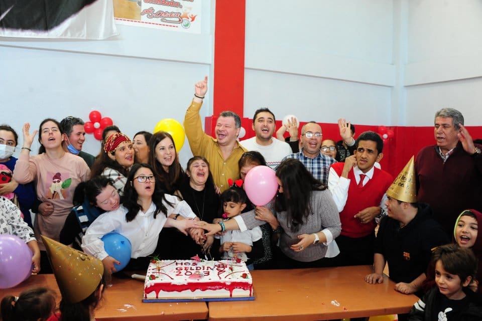 Bal&ccedil;ova&rsquo;da yaşayan engelli vatandaşlar i&ccedil;in d&uuml;zenlenen yeni yıl partisinde hayatın