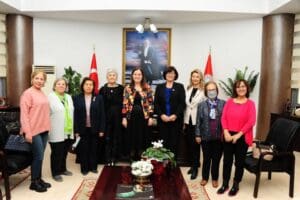 İzmir Kadın Kuruluşları Birliği (İKKB)Y&ouml;neticileri Bal&ccedil;ova Belediye Başkanı Fatma &Ccedil;alkaya&rsquo;yı