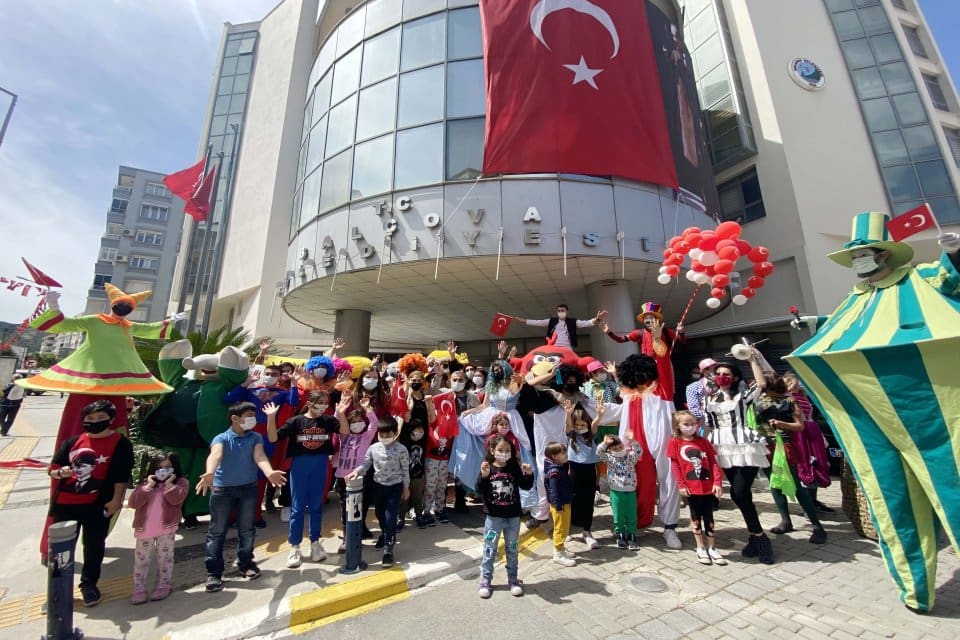 Ulu &Ouml;nder Mustafa Kemal Atat&uuml;rk&rsquo;&uuml;n &ccedil;ocuklara armağan ettiği 23 Nisan