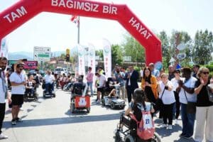 Bal&ccedil;ova Belediyesi Engelliler Haftasında, tekerlekli sandalye kullananlara ve hayatın engellerine